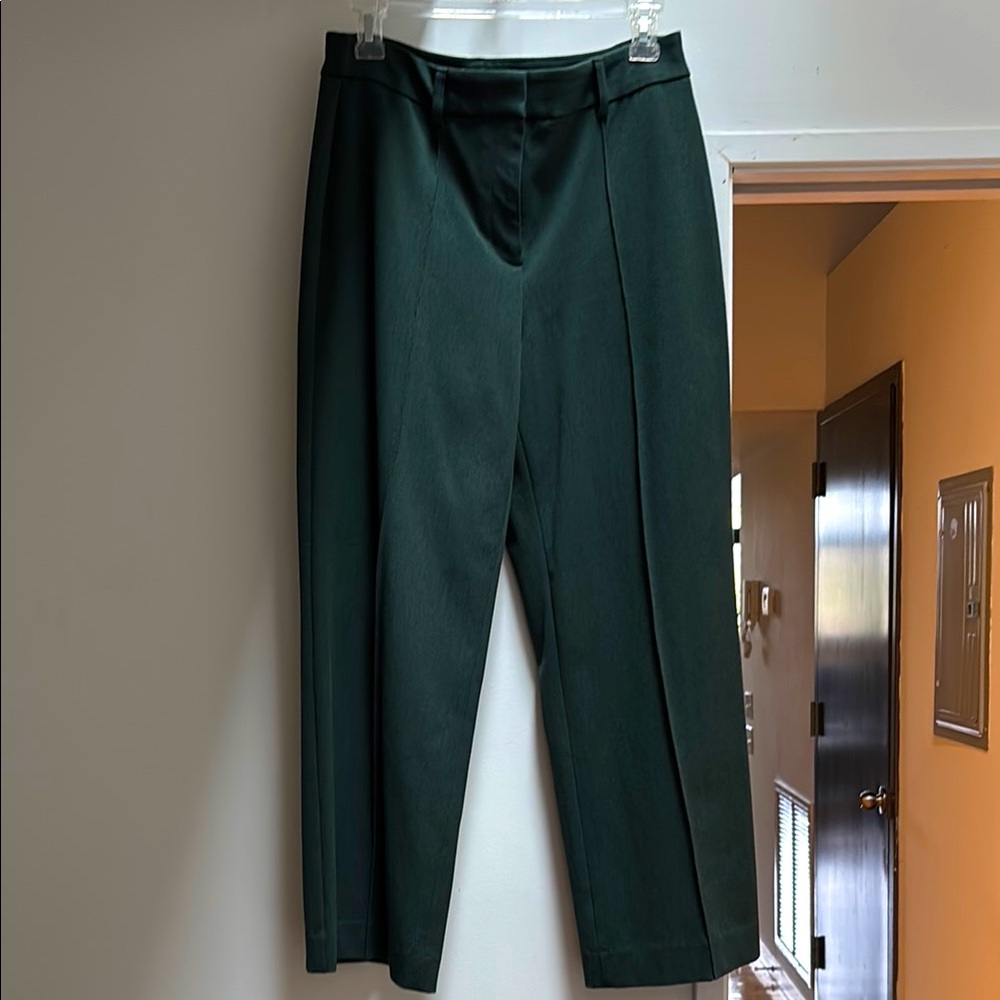 Dark Green cropped high-rise trousers
36 inches in length